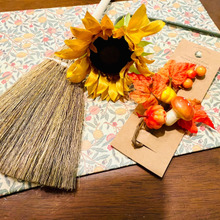 秋のインテリア「ミニ箒」で素敵にアレンジ!