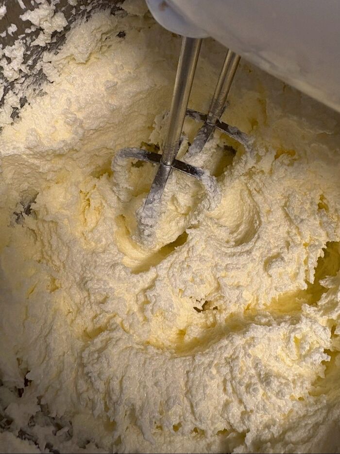室温に戻したバターにグラニュー糖を加えふんわり混ぜまず。