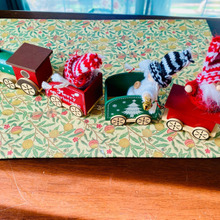 【ダイソー】昨年売れに売れた!木工製のクリスマス機関車発売中!クオリティ高すぎ〜