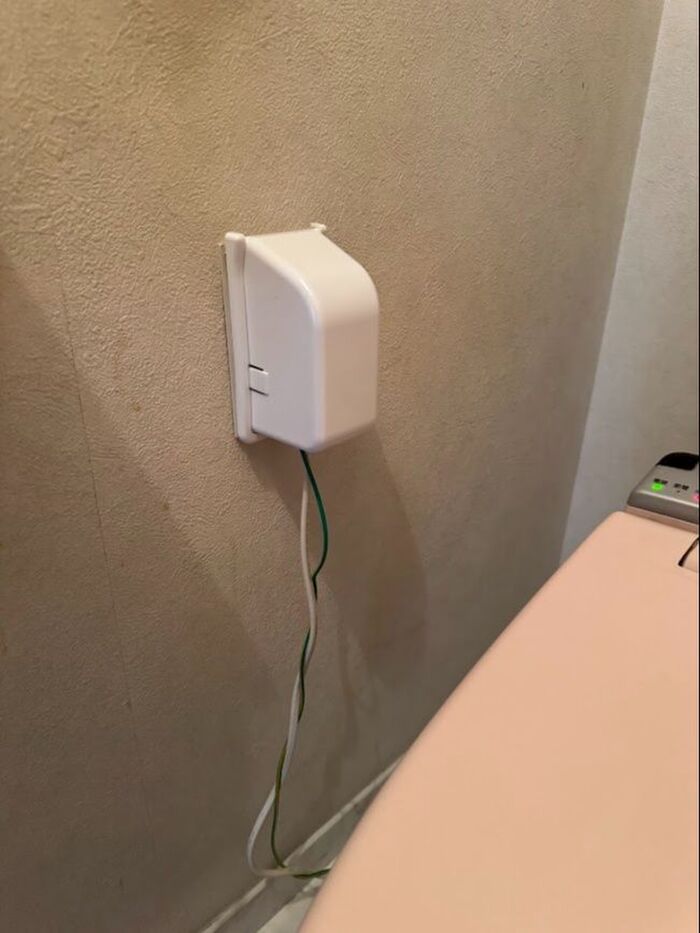 コンセントカバーのフタのツメの部分をはめ込み完成です