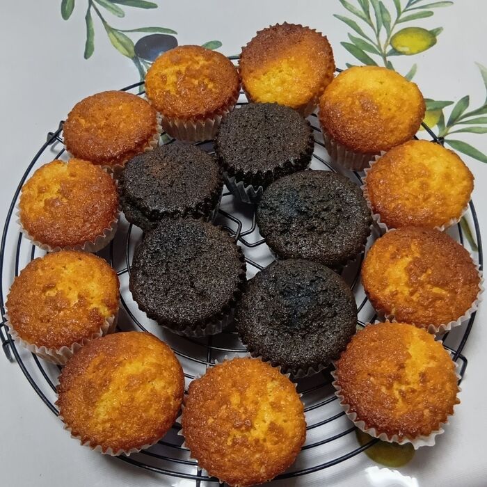 カップケーキのプレーン味11個と竹炭パウダー入りカップケーキ5個を作ります。