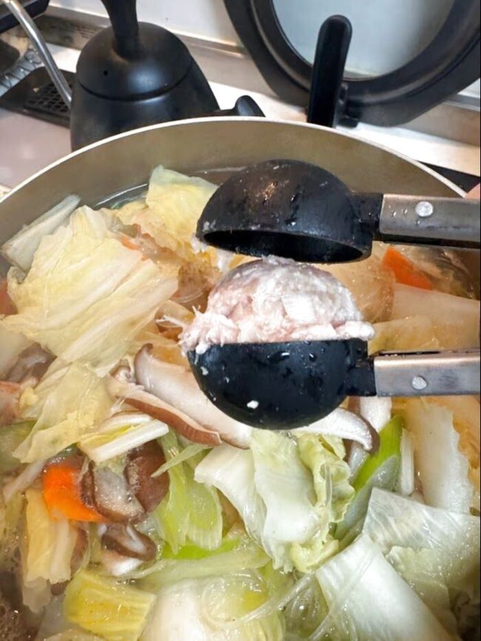 100均のトングを使って簡単、野菜たっぷり肉団子スープ