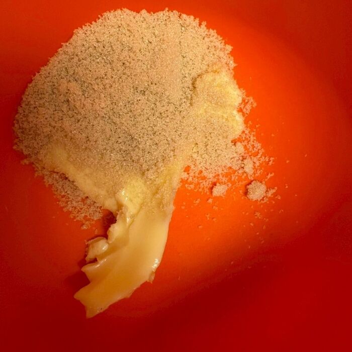 バターに砂糖を良く混ぜて