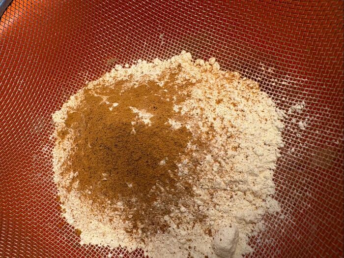 粉類とスパイスを振るい入れてサクサク混ぜます。