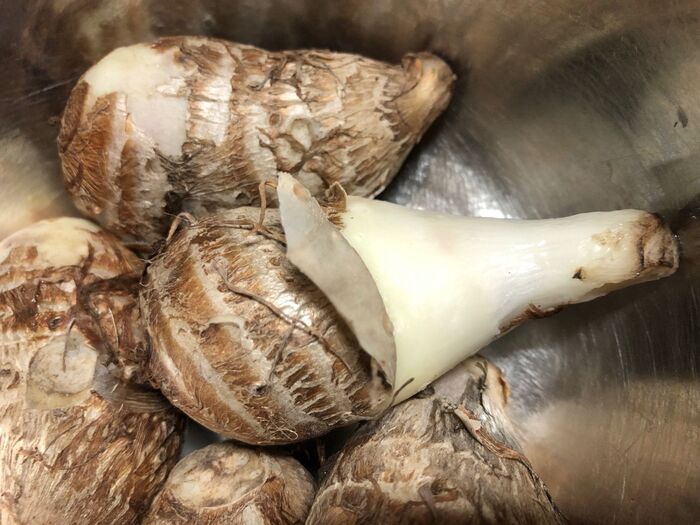 火傷に気を付けながら皮を剥きます