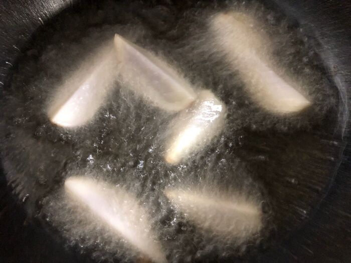 180℃に熱した油で里芋がきつね色になるまで揚げます