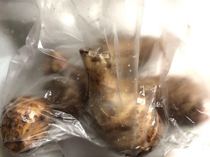 里芋は洗って、アイラップに入れ600wの電子レンジで4〜5分加熱します