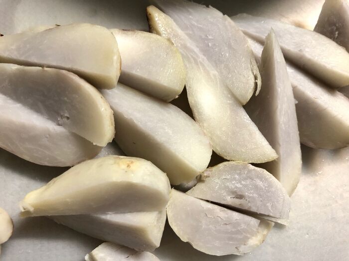 皮が剥けたら、くし切りにします