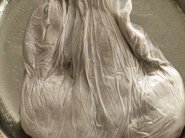 ビニール袋に入れて潰します