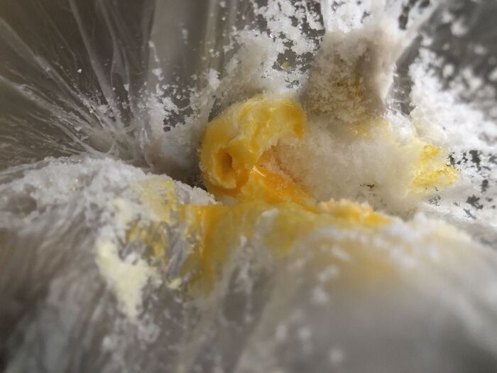 バター、卵黄、砂糖、塩を入れて混ぜます