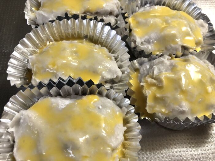 アルミカップに生地を入れ、ドリュールを塗ります