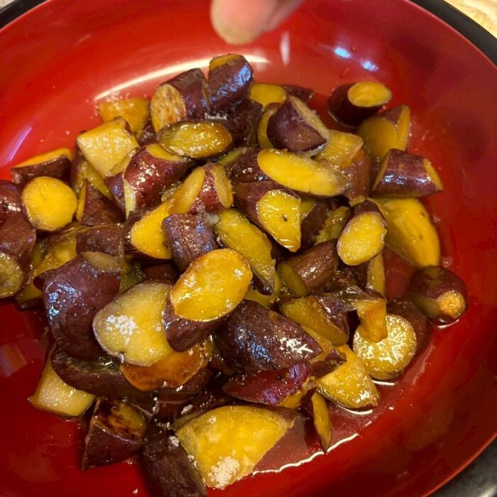 お芋を加えてよく飴を絡ませたら軽く塩を振ります!