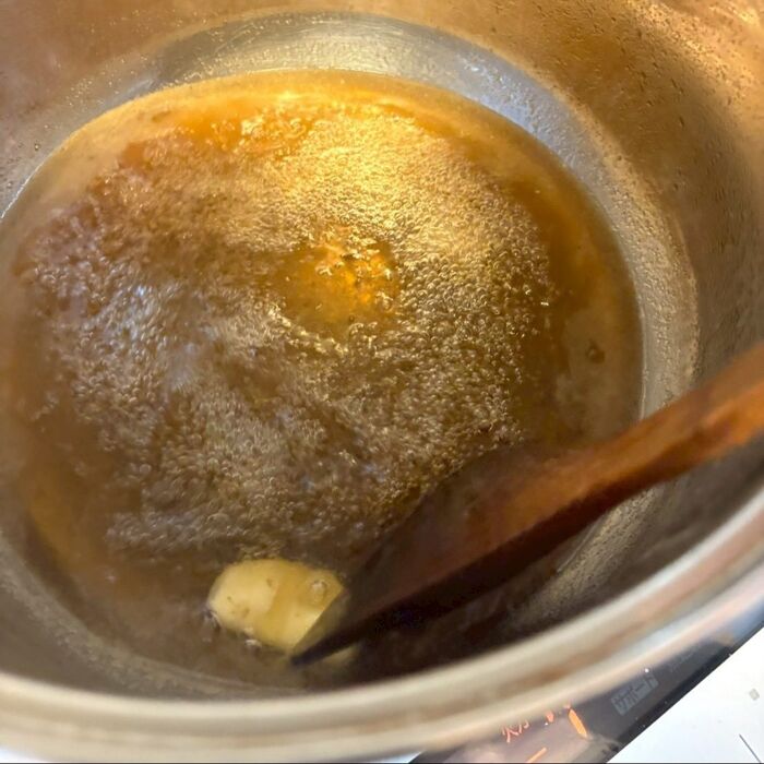 バターを加えます。