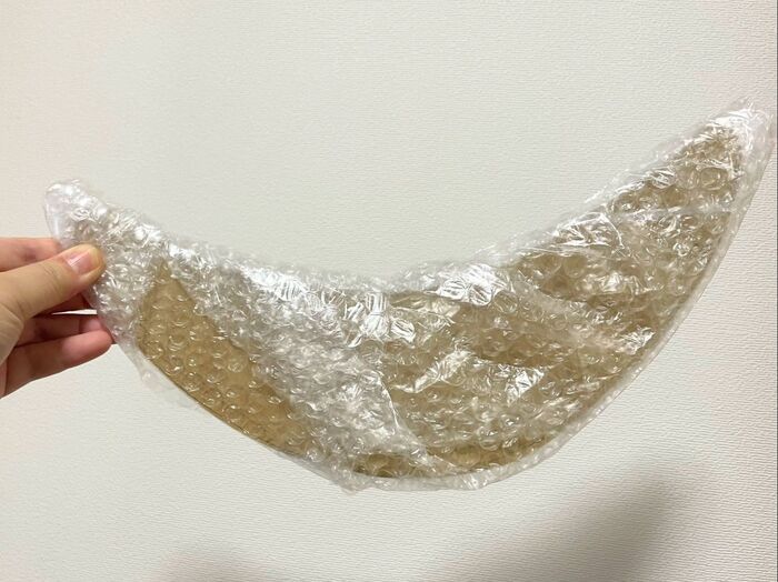 2.緩衝材で覆い、所々セロテープで留めます