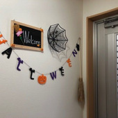 玄関の壁に100均でハロウィン飾り