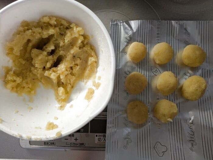 サツマイモをやわらかくなるまでゆでる