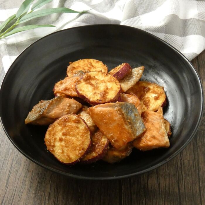 メイン材料2つ!「鮭とサツマイモのごまみそ焼き」