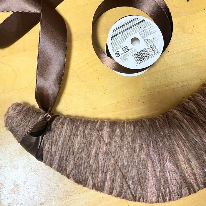 4.両端をリボンで結んで吊り下げる部分を作ります