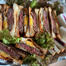 ビーフ100%のハンバーグサンド!