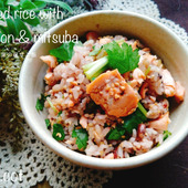 脂ののった旬の魚と香り野菜を合わせたおかずご飯。鮭と三つ葉の混ぜご飯