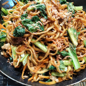 濃厚!太麺焼きそば!もちもち食感の太麺に濃厚ソースがしっかり絡んでコク旨!ターツァイと豚肉焼きそば!