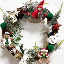 100均材料で、一瞬にして変わる手作りリバーシブルリース