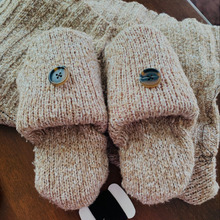 寒さ対策は足元から!古セーターでスリッパカバー