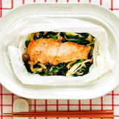 【鮭とほうれん草きのこの包み蒸し】便利な野菜だし使用!