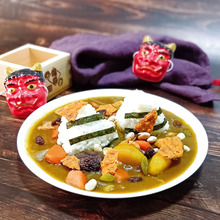 【節分レシピ】鬼のツノおにぎり×スパイシー揚げ菓子で作る簡単ワクワクカレー