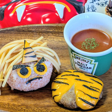 サラサラヘアーの赤鬼くんと鬼のパンツ。パスタはレンチンでスープも一緒に作っちゃいました