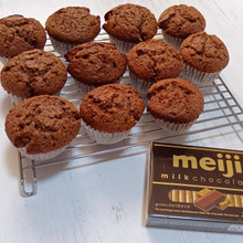 ミルク&ブラックの明治チョコ使用!材料シンプル!泡だて器1本で作れる濃厚ブラウニーカップケーキ