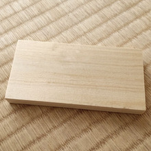 かまぼこの板をまな板代わりに。小さなウインナーを切るのに活用