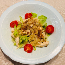 新玉ねぎを水にさらさないで辛味を飛ばす秘訣!「新玉ねぎと鶏胸肉のサラダ」