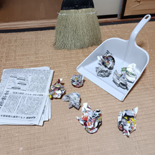 新聞紙を濡らして掃除道具に