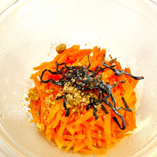 【簡単お弁当おかず】にんじんのごま塩昆布あえ