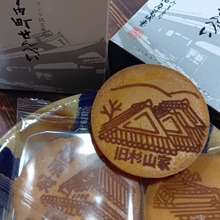 一枚ごとに違う絵柄が楽しい~!桜の季節に味わう寺内町せんべい