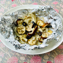 簡単でイケル!おつまみダイエットにも「新玉ねぎと茄子のオリーブオイルホイル焼き」