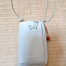 スマホと手前のポケットに紙、ペンタッチ、万年筆を入れてます