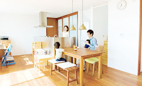 オープンな間取りとシンプルな内装で家族がのびのび暮らせる家