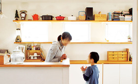 自分たちで塗った珪藻土の壁のやさしい陰影に癒される家【DIY&建主参加の家づくり】