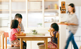 家族の“好き”にこだわったレトロ&ナチュラルなカフェのような家の間取り実例