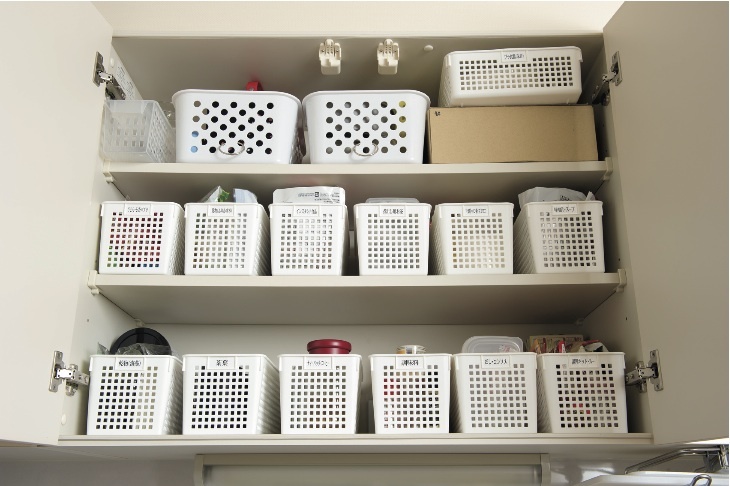 キッチン収納は100均のプラカゴ利用でぐんと使いやすく 暮らしニスタ