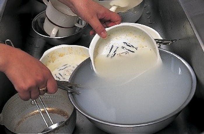 食器は米のとぎ汁につけておくと汚れ落ちアップ！
