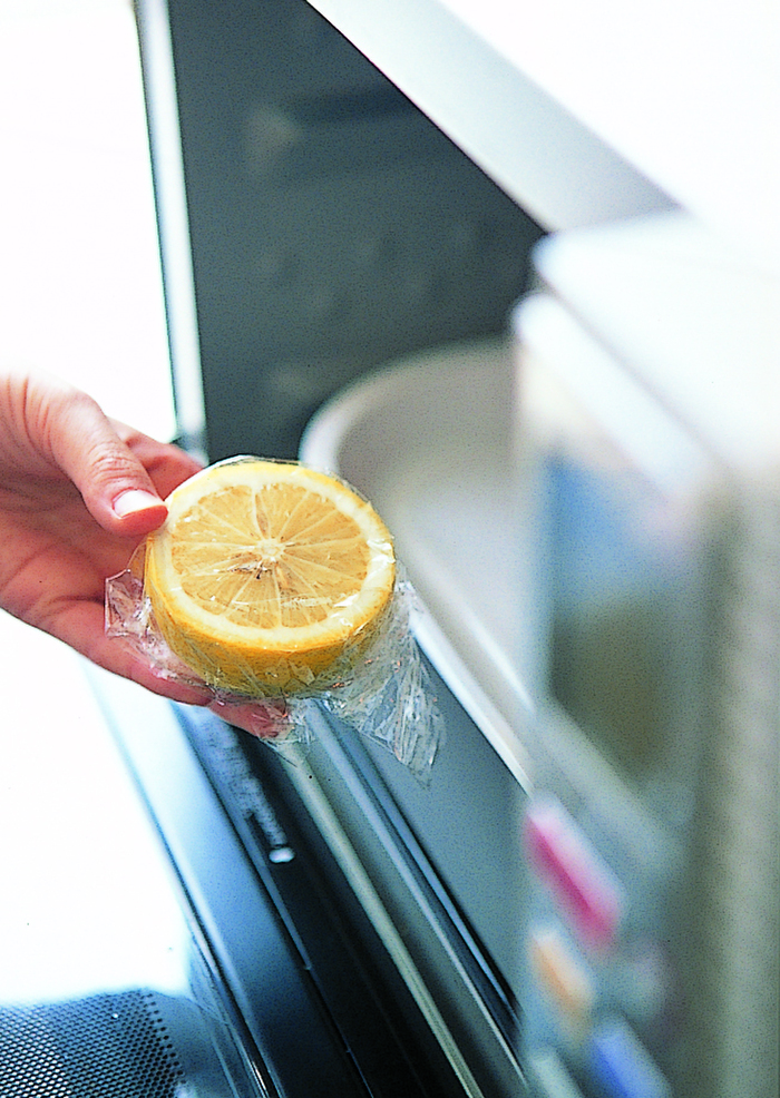 固くて絞りにくいレモンを適度に柔らかくする方法
