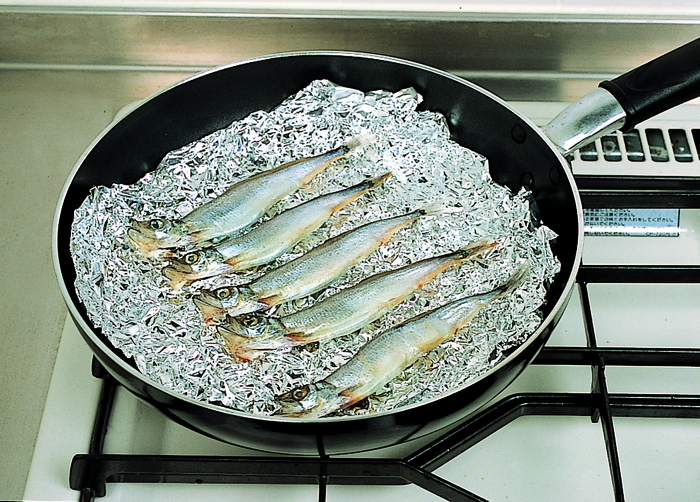 小魚をきれいに焼くには、フライパン＆アルミホイル