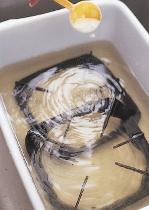 五徳のこびりつき油汚れは 重曹水つけおきを 暮らしニスタ