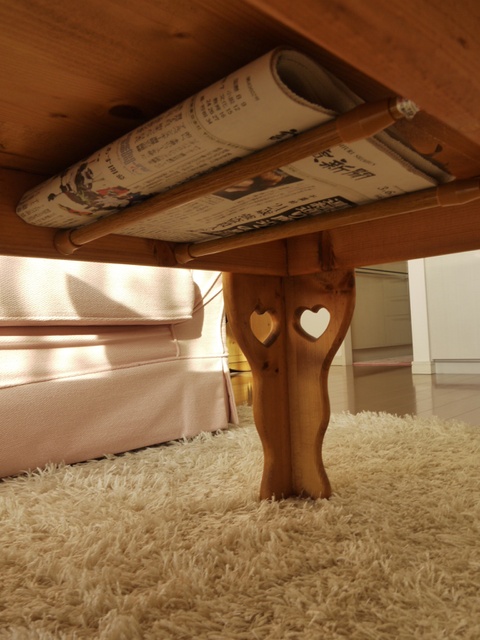 つっぱり棚でテーブル裏を収納スペースに活用 暮らしニスタ つっぱり棚でテーブル裏を収納スペースに活用 暮らしニスタ