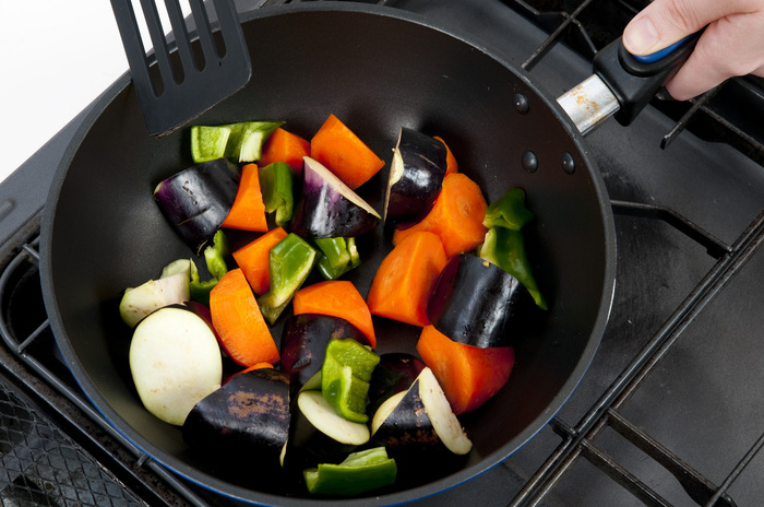 野菜炒めの野菜を大きめにカットすれば、油量を減らせる