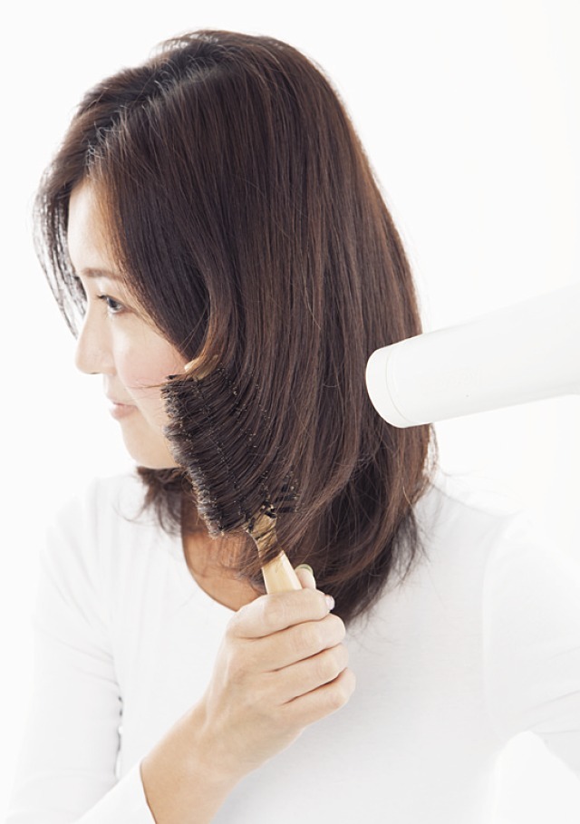 白髪を目立たせないブローの方法