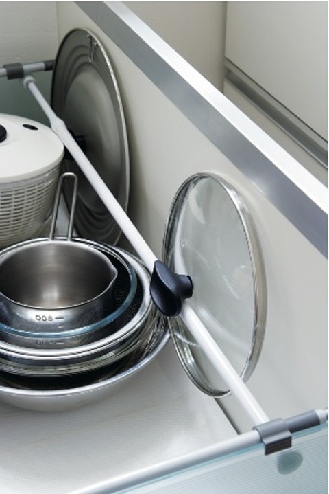 フライパンや鍋のふたの収納につっぱり棒が重宝 暮らしニスタ フライパンや鍋のふたの収納につっぱり棒が重宝 暮らしニスタ